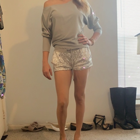 Beautiful sequined, lined w/ stretch waist shorts - Picture 2 of 3